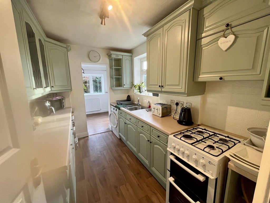 House share to rent in Queens Way, Feltham 2