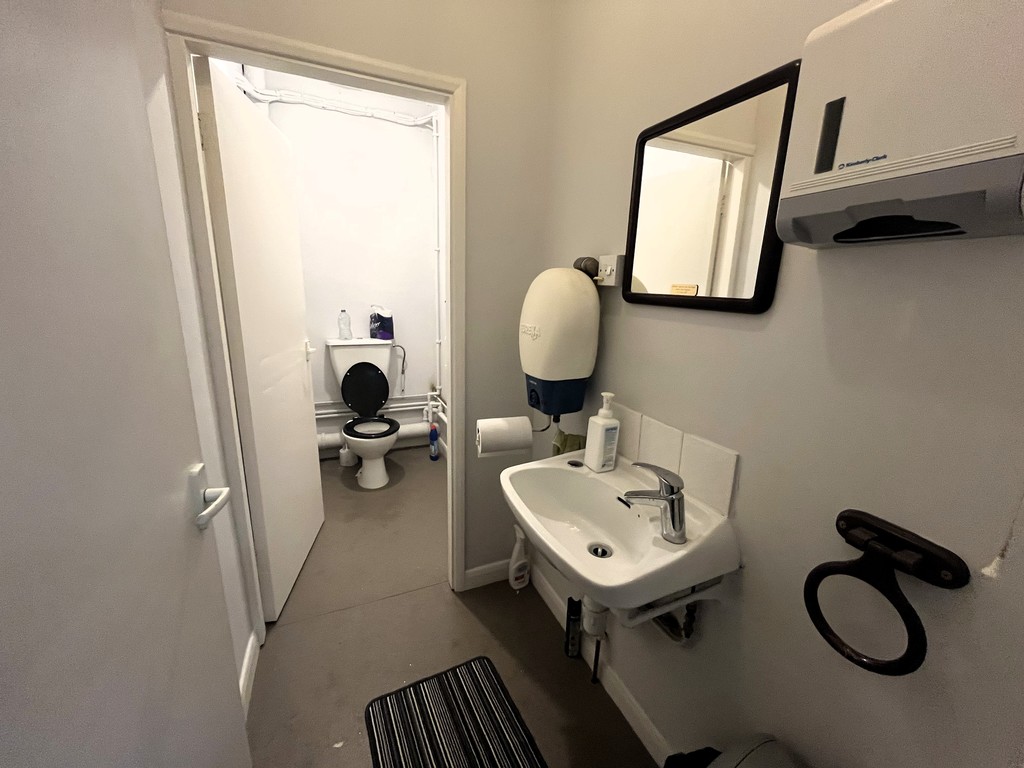 To rent in Browells Lane, Feltham - Property Image 9