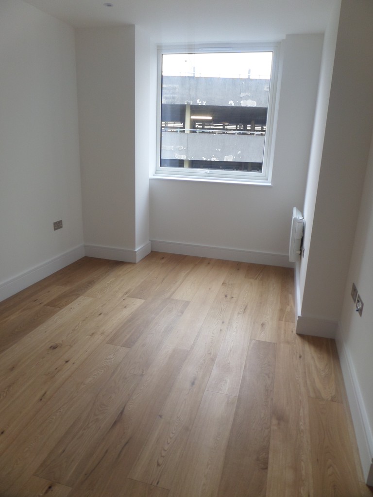 1 bed studio flat to rent in High Street, Slough 2