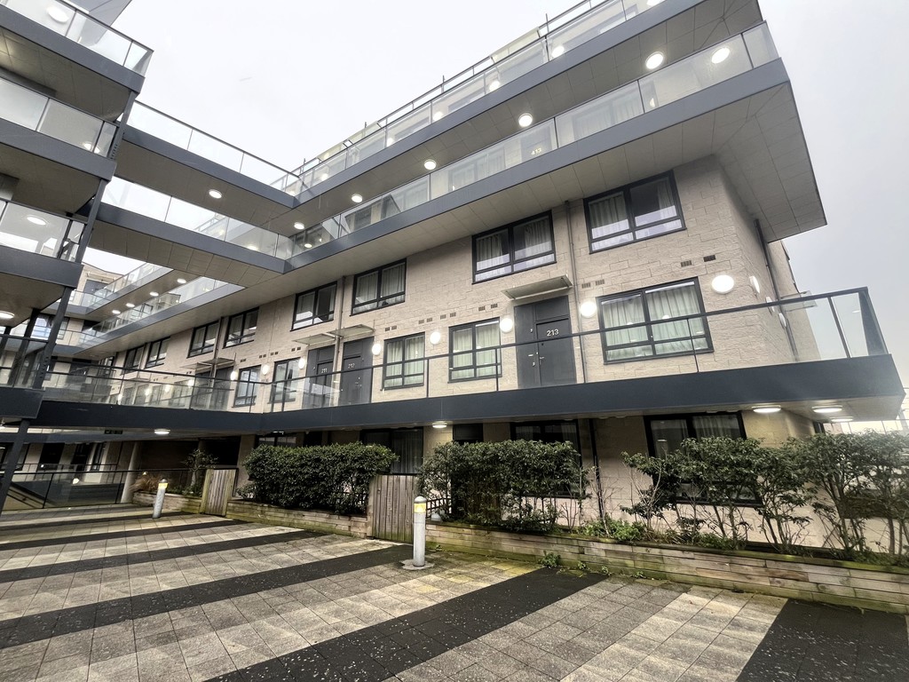 3 bed flat to rent in Gatefold Building, Hayes - Property Image 1