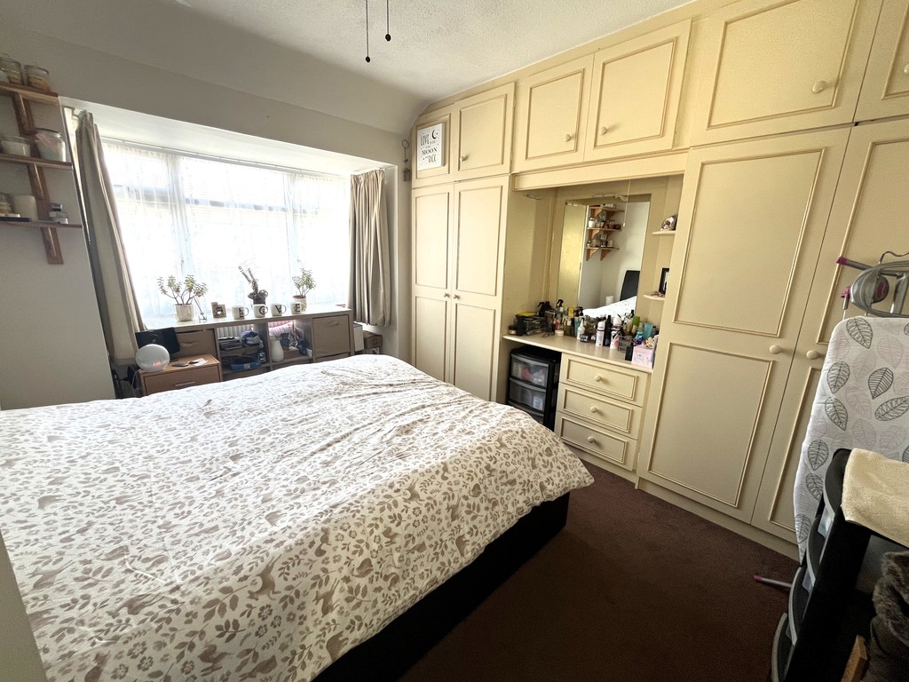 4 bed semi-detached house to rent in Basildene Road, Hounslow 10