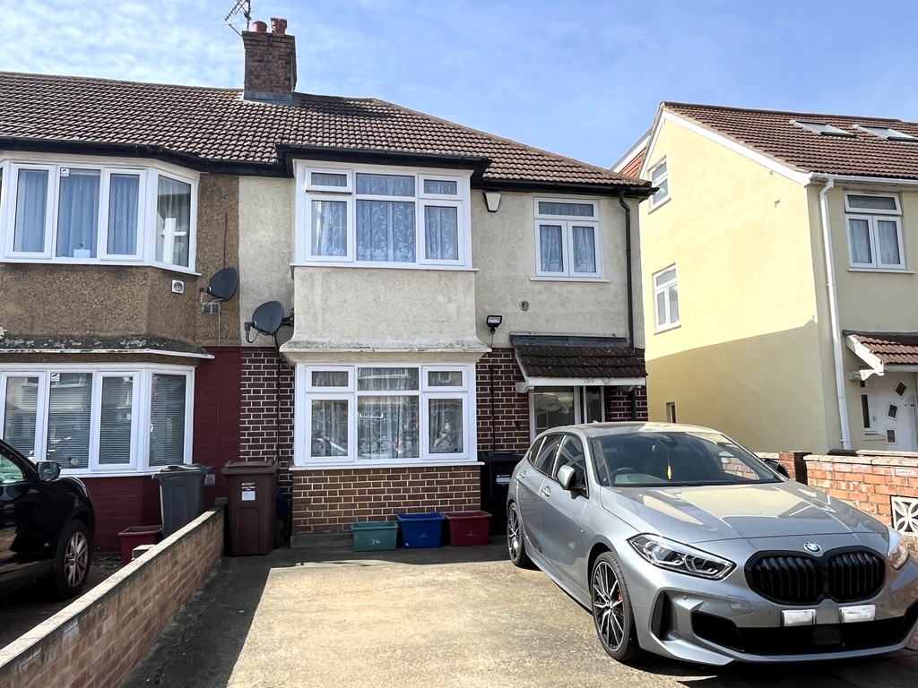 4 bed semi-detached house to rent in Basildene Road, Hounslow - Property Image 1
