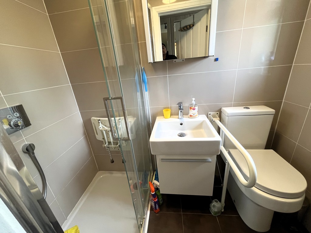 4 bed semi-detached house to rent in Basildene Road, Hounslow  - Property Image 2