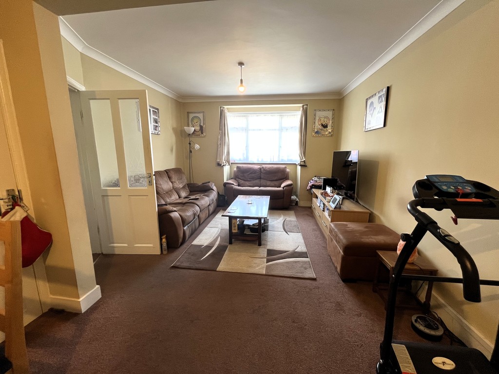 4 bed semi-detached house to rent in Basildene Road, Hounslow  - Property Image 3