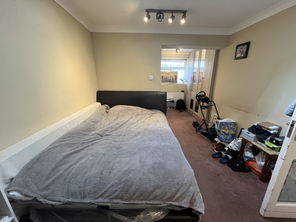 4 bed semi-detached house to rent in Basildene Road, Hounslow  - Property Image 5