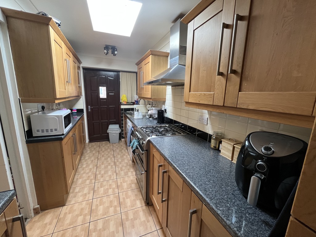 4 bed semi-detached house to rent in Basildene Road, Hounslow  - Property Image 6