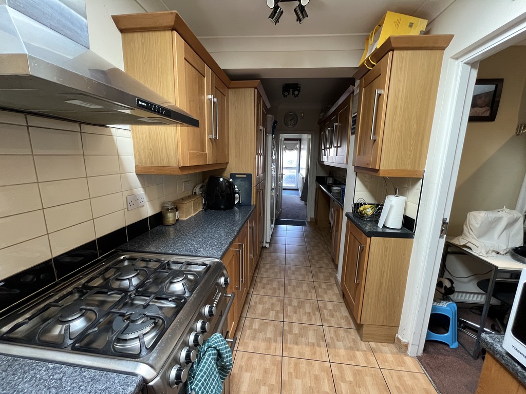 4 bed semi-detached house to rent in Basildene Road, Hounslow  - Property Image 7