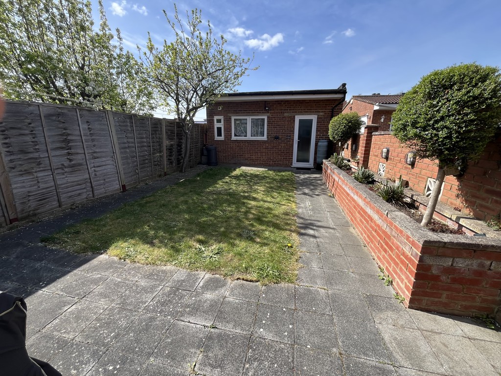 4 bed semi-detached house to rent in Basildene Road, Hounslow  - Property Image 8