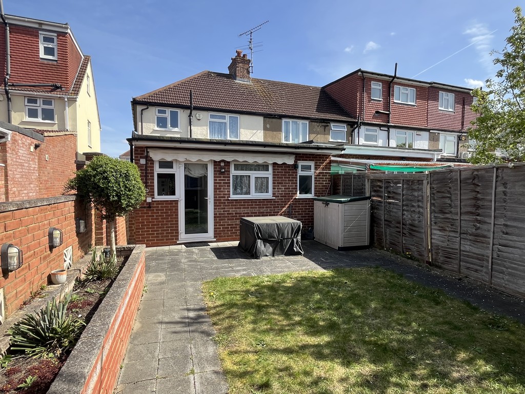 4 bed semi-detached house to rent in Basildene Road, Hounslow  - Property Image 9
