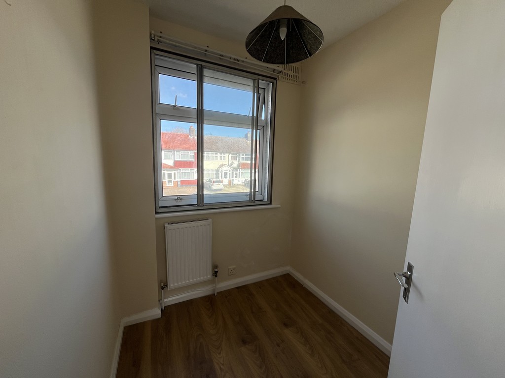 3 bed semi-detached house to rent in Wentworth Road, Middlesex  - Property Image 10