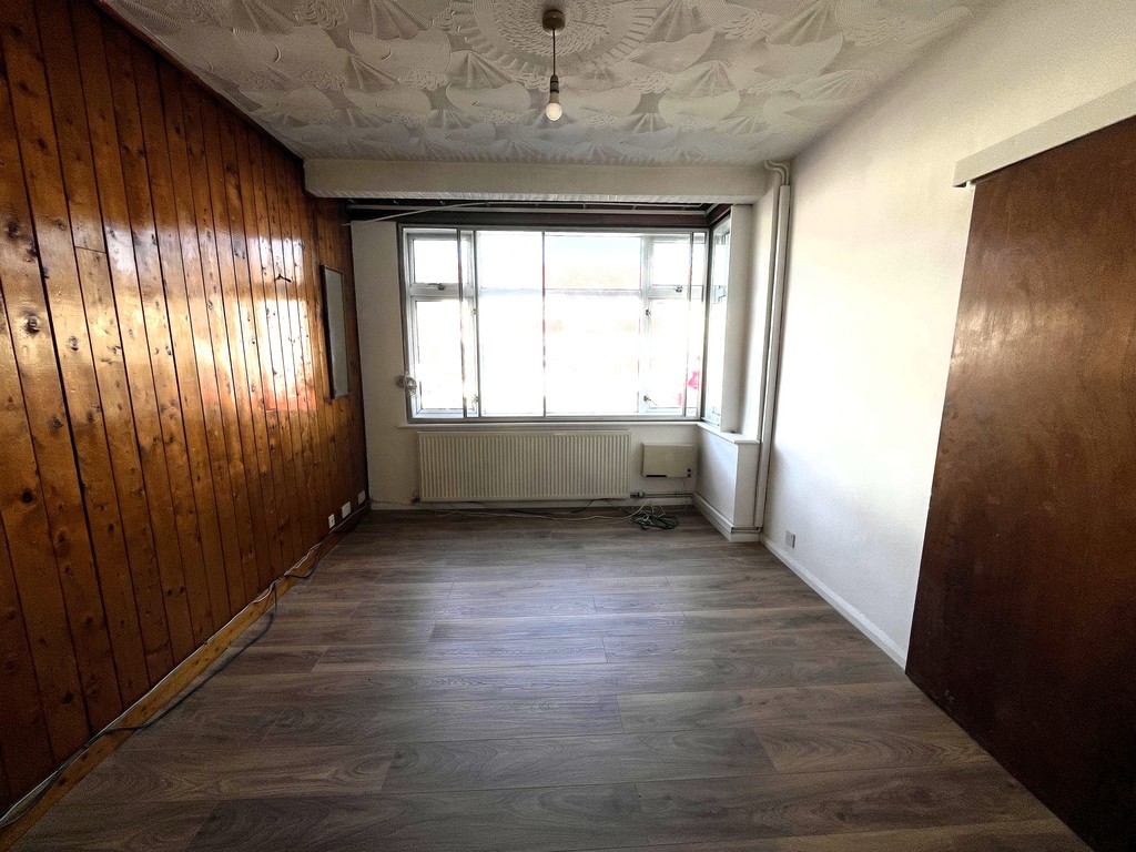 3 bed semi-detached house to rent in Wentworth Road, Middlesex 3