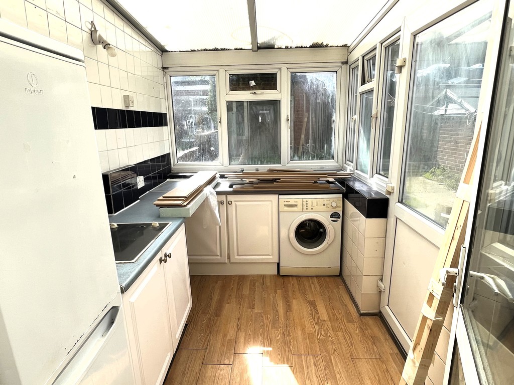 3 bed semi-detached house to rent in Wentworth Road, Middlesex 4