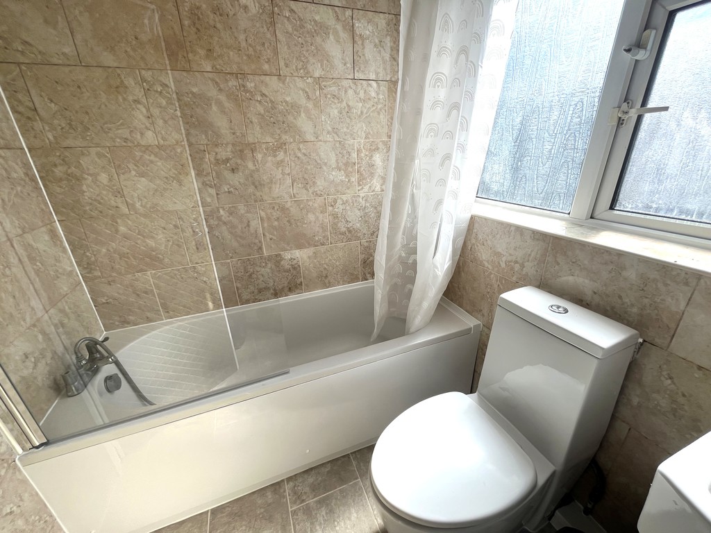 3 bed semi-detached house to rent in Wentworth Road, Middlesex 10