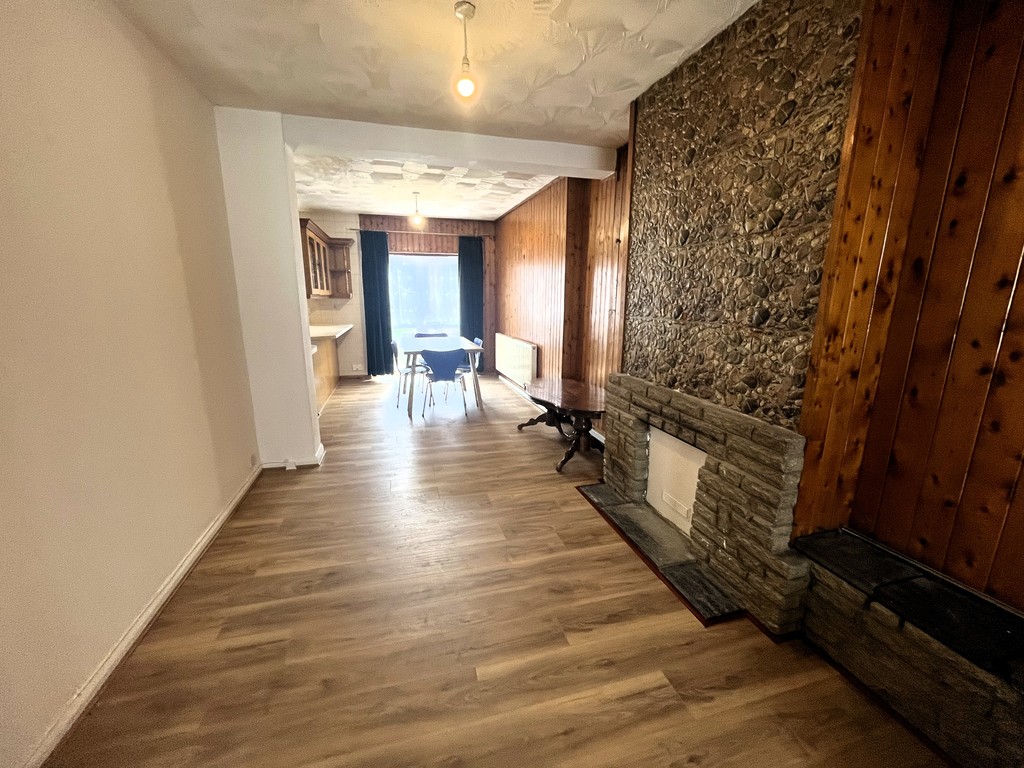 3 bed semi-detached house to rent in Wentworth Road, Middlesex 2