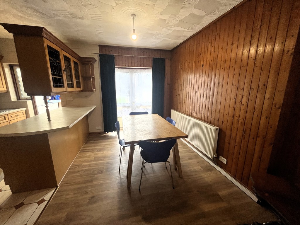 3 bed semi-detached house to rent in Wentworth Road, Middlesex 5