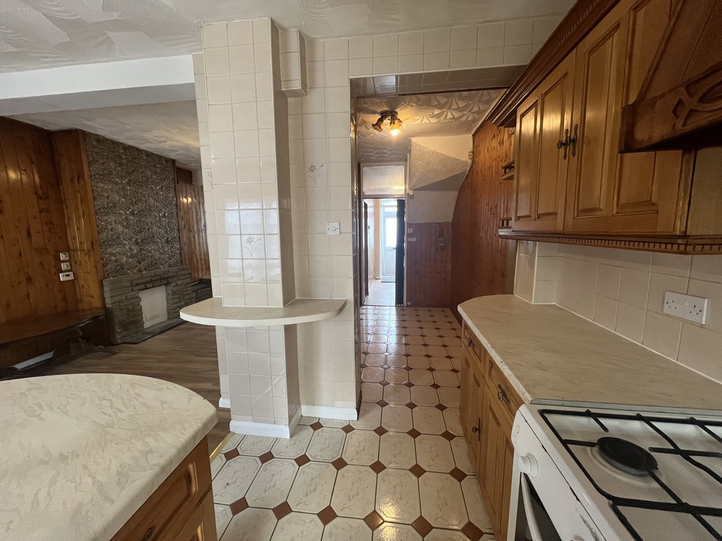 3 bed semi-detached house to rent in Wentworth Road, Middlesex 8