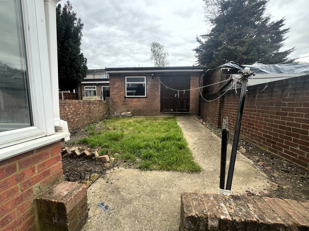 3 bed semi-detached house to rent in Wentworth Road, Middlesex 15