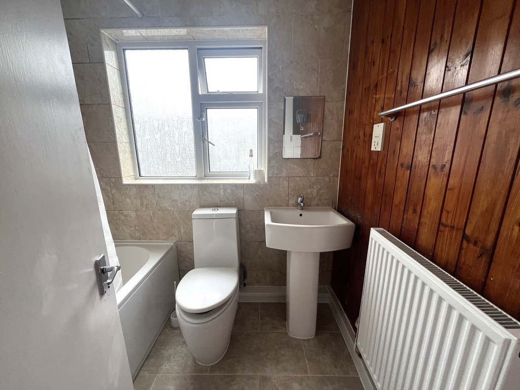 3 bed semi-detached house to rent in Wentworth Road, Middlesex 10