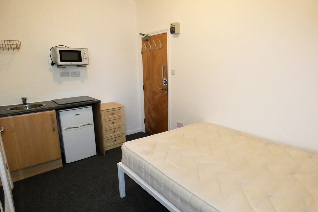 1 bed house share to rent in Otterfield Road, Middlesex  - Property Image 3