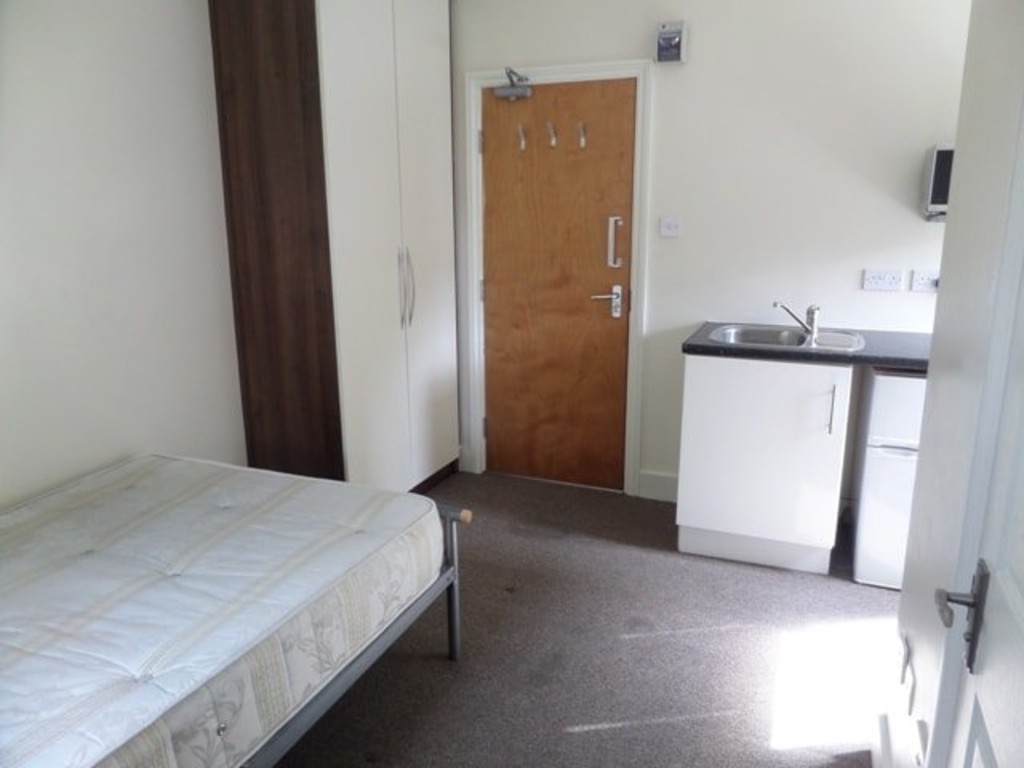 House share to rent in Bellclose Road, Middlesex  - Property Image 4