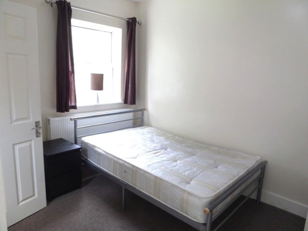 Empire Estates are delighted to offer this newly decorated & modern studio situated in West Drayton. Benefits include: *Including All Bills & Internet Wifi! - FULLY FURNISHED with modern decor throughout & an en-suite bathroom. Other benefits include: gas central heating, power shower, access to a fully fitted modern kitchen and a large rear garden. Excellent for work, shopping along the West Drayton high street, commuting & travelling to central London via Overground - West Drayton train station, excellent location for travelling to Heathrow airport and surrounding areas - Sipson, Uxbridge, Stockley Park, Hayes & Hillingdon.