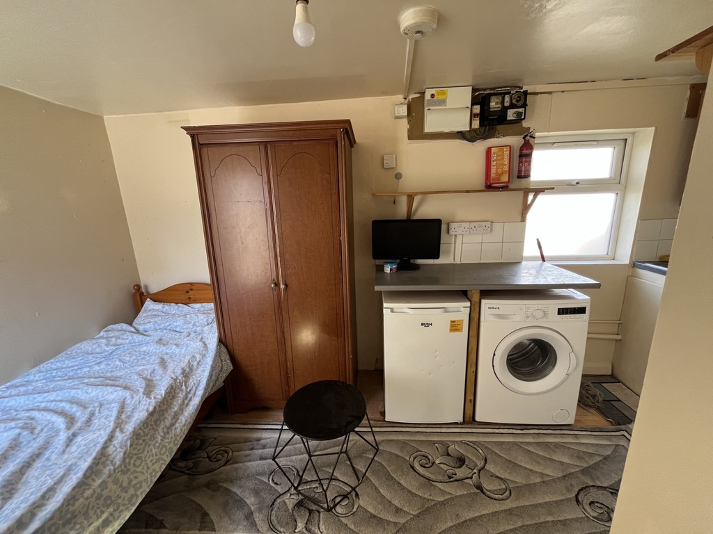 1 bed studio flat to rent in Townsend Road, Southall  - Property Image 2