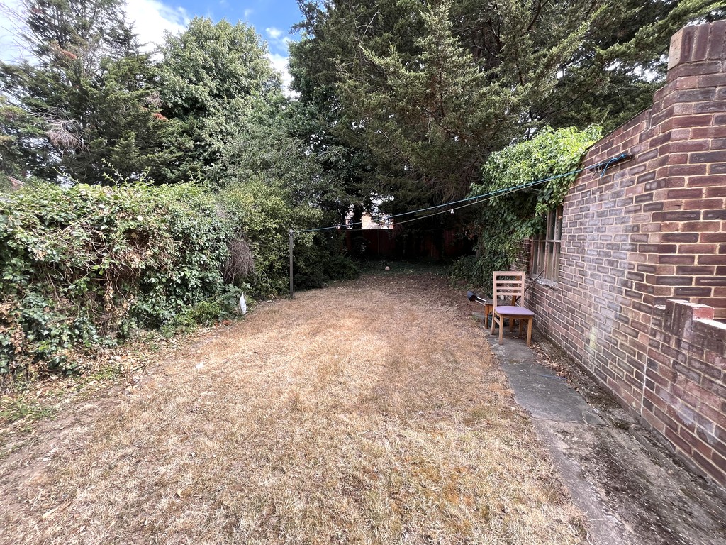 3 bed semi-detached house to rent in Avenue Crescent, Cranford 12