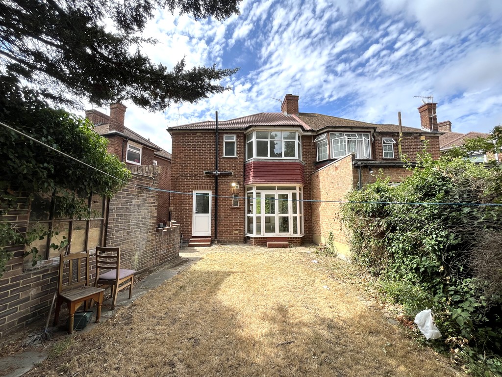 3 bed semi-detached house to rent in Avenue Crescent, Cranford  - Property Image 16