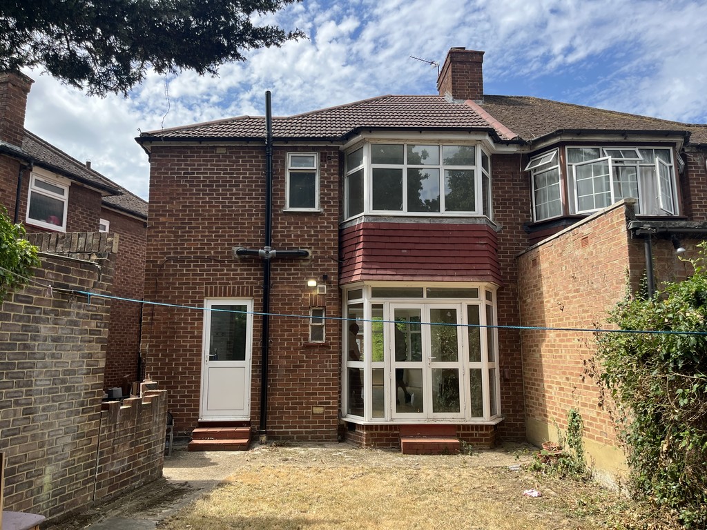 3 bed semi-detached house to rent in Avenue Crescent, Cranford