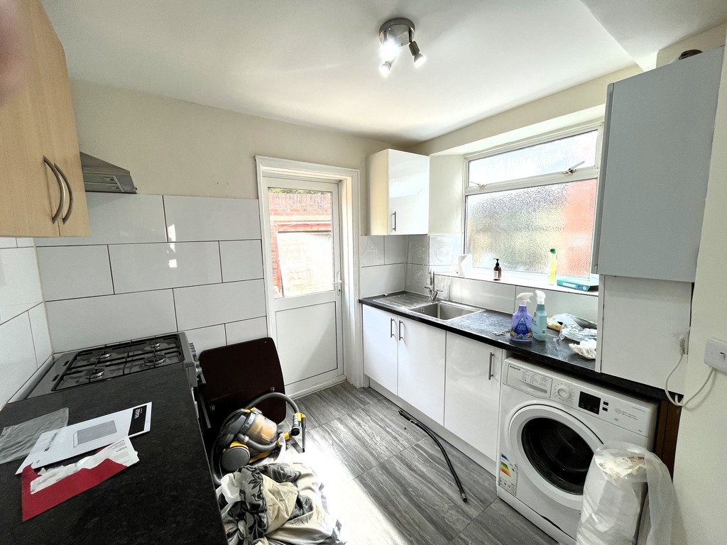 3 bed semi-detached house to rent in Avenue Crescent, Cranford  - Property Image 3