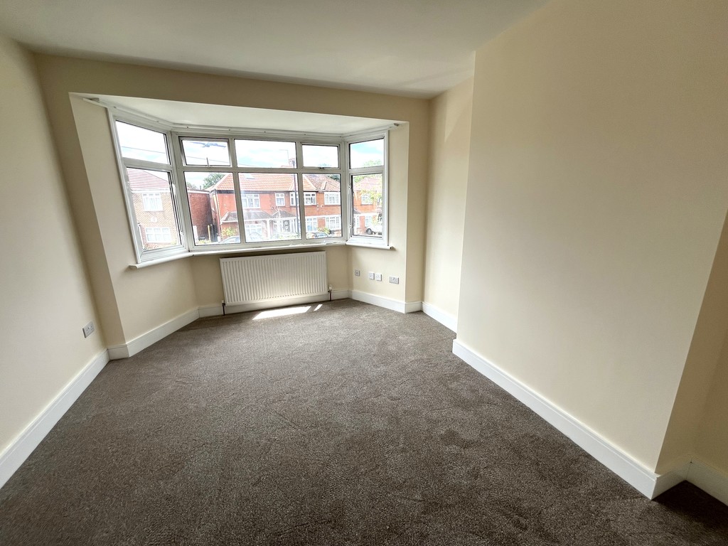 3 bed semi-detached house to rent in Avenue Crescent, Cranford  - Property Image 10