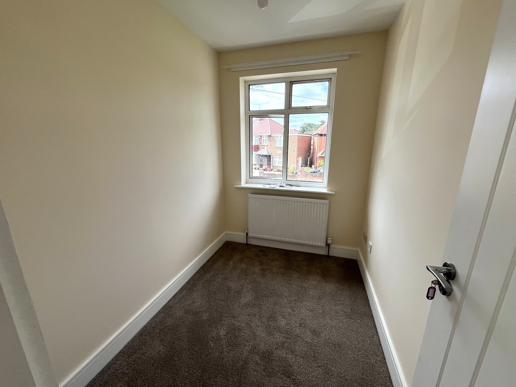 3 bed semi-detached house to rent in Avenue Crescent, Cranford 8