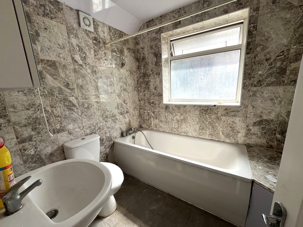 3 bed semi-detached house to rent in Avenue Crescent, Cranford  - Property Image 5