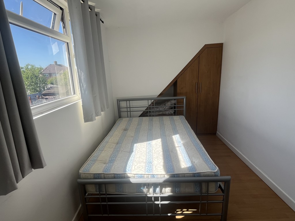 Empire Estates are pleased to offer this fully furnished DOUBLE ROOM on Staines Road in heart of Bedfont. ***ALL BILLS INCLUDED*** ***SINGLE OCCUPANCY ONLY*** Benefits include FULLY FURNISHED ROOM with bed + mattress, wardrobe, desk etc. Other benefits include LARGE FITTED KITCHEN SHARED WITH GARDEN ACCESS, double glazed windows, gas central heating and use of a fitted modern kitchen with appliances. This property is just 10 mins walk to Hatton Cross Tube Station and Heathrow Terminal 4 and local bus routes. AVAILABLE IMMEDIATELY.