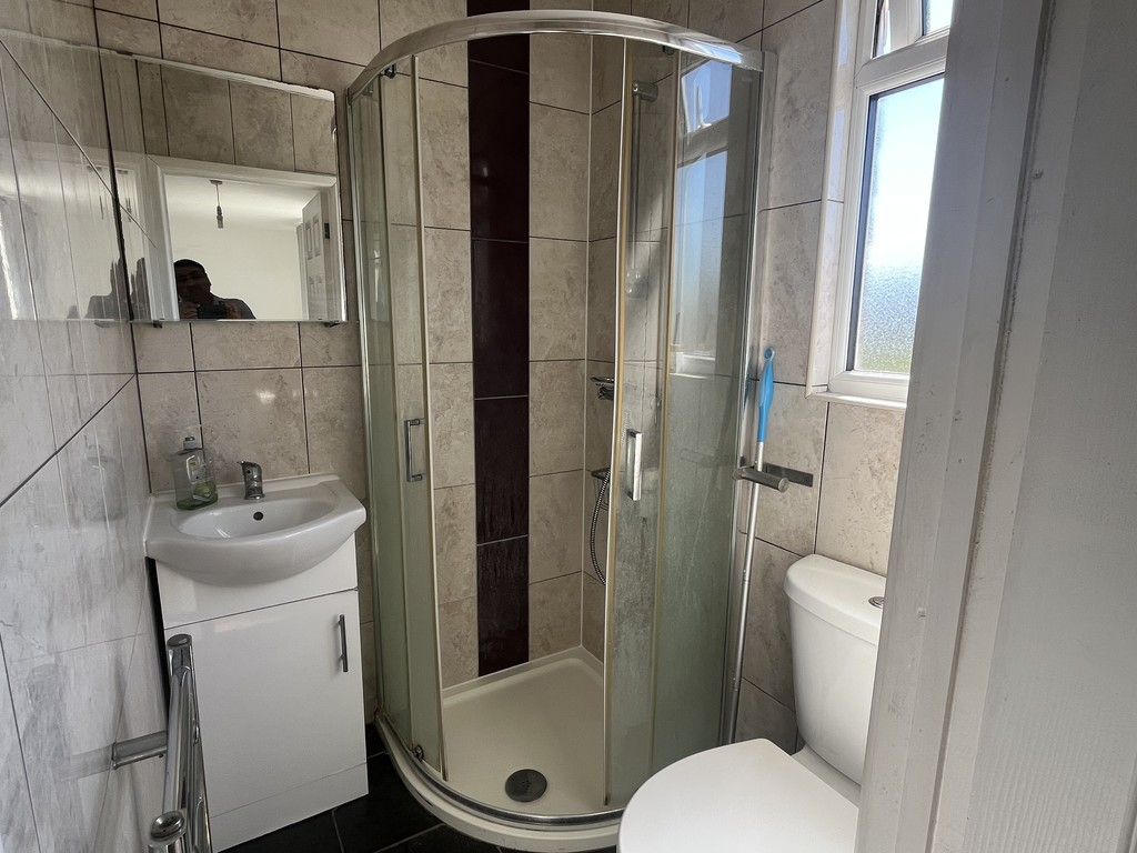 1 bed house share to rent in Staines Road, Feltham  - Property Image 4