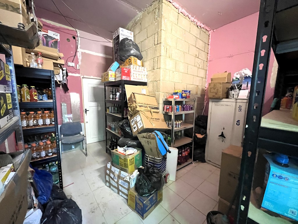 To rent in The Marlowes  - Property Image 10