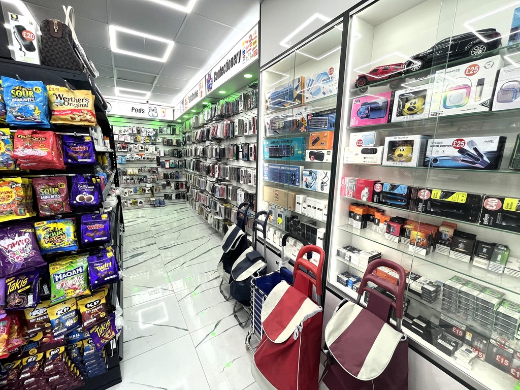 To rent in The Marlowes  - Property Image 2