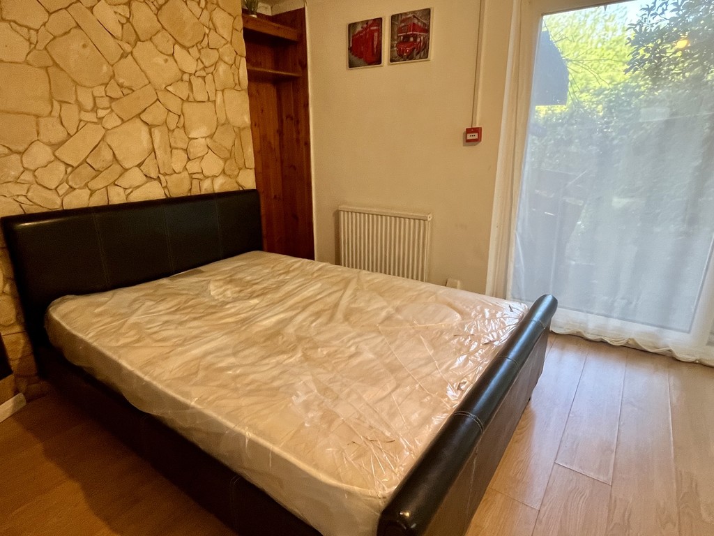 Empire Estates are pleased to offer this fully furnished DOUBLE ROOM, in Bedfont.	***ALL BILLS INCLUDED*** ***SINGLE OCCUPANCY ONLY*** Benefits include new bed + mattress, wardrobe, desk etc. Other benefits include PRIVATE GARDEN ACCESS, double glazed windows, gas central heating and use of a fitted modern kitchen with appliances. This property is just 5 mins walk to Hatton Cross Tube Station and Heathrow Terminal 4 and local bus routes.  AVAILABLE IMMEDIATELY.