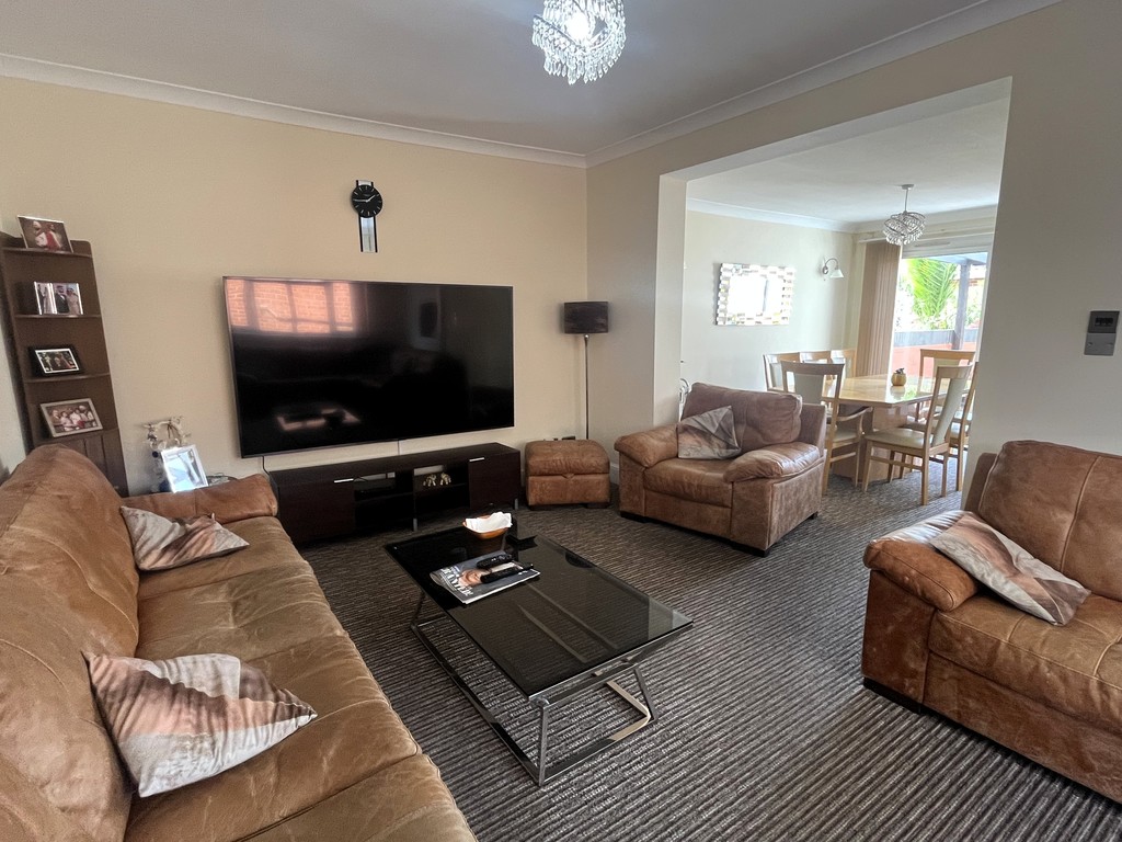 4 bed semi-detached house for sale in Martindale Road, Middlesex  - Property Image 3