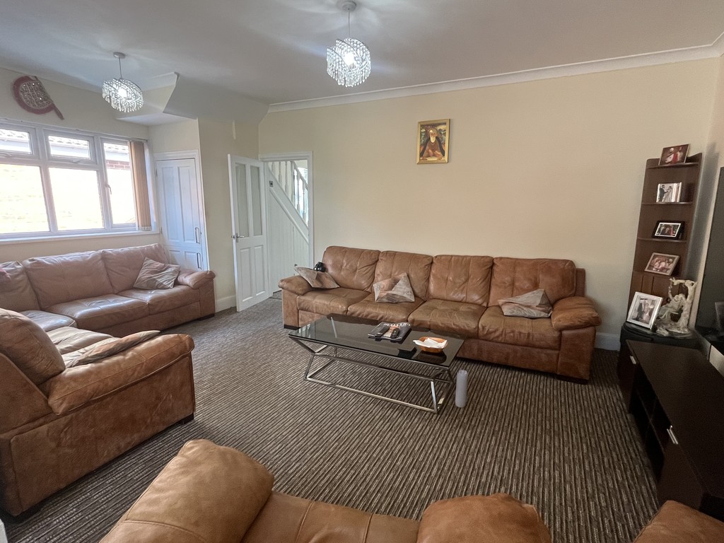 4 bed semi-detached house for sale in Martindale Road, Middlesex  - Property Image 7