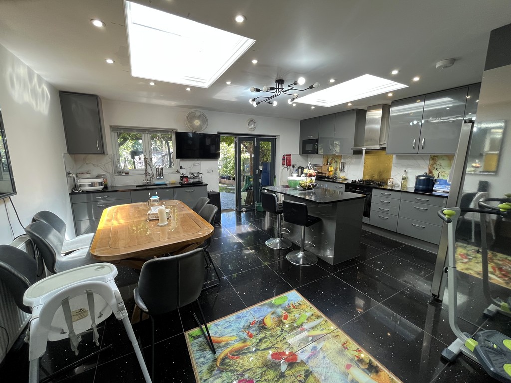 6 bed semi-detached house to rent in Bedfont Lane, Feltham 3