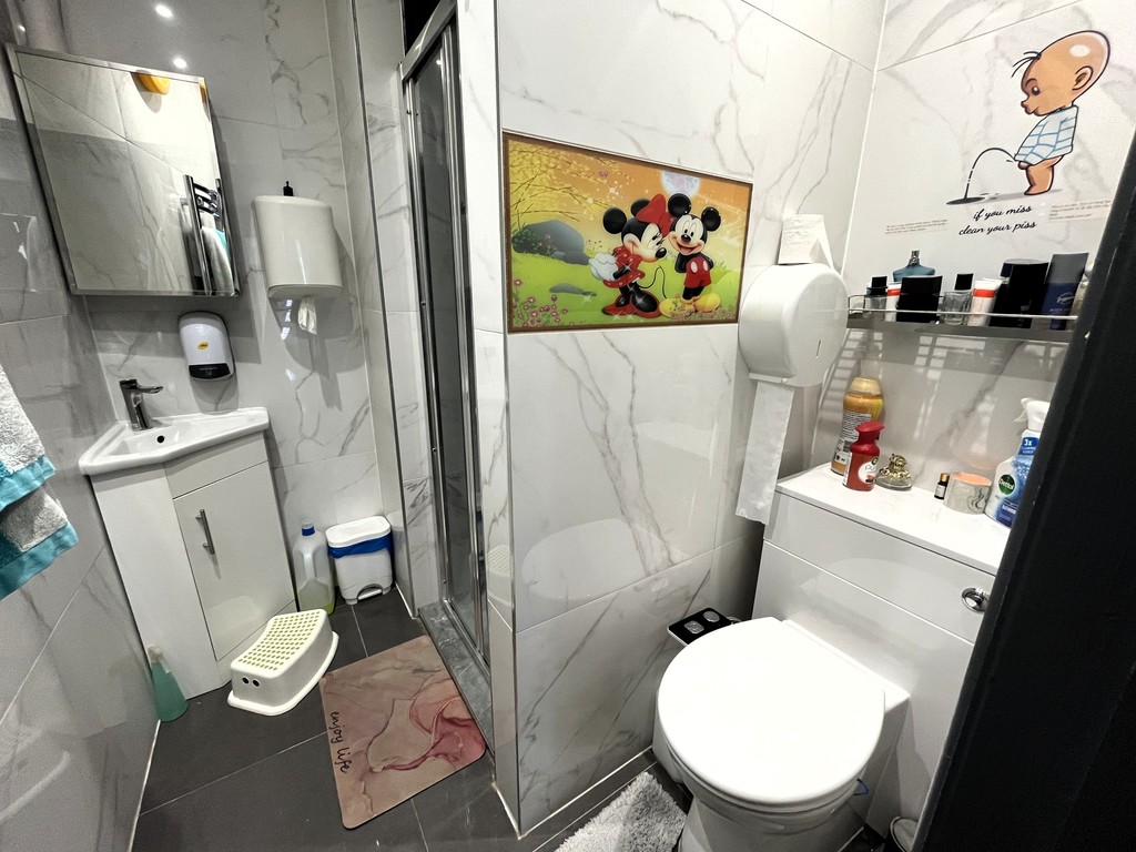 6 bed semi-detached house to rent in Bedfont Lane, Feltham 9