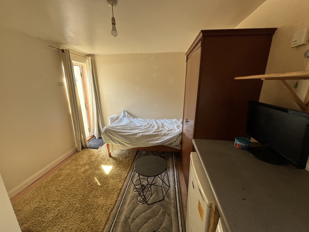 1 bed studio flat to rent in Townsend Road, Southall 3