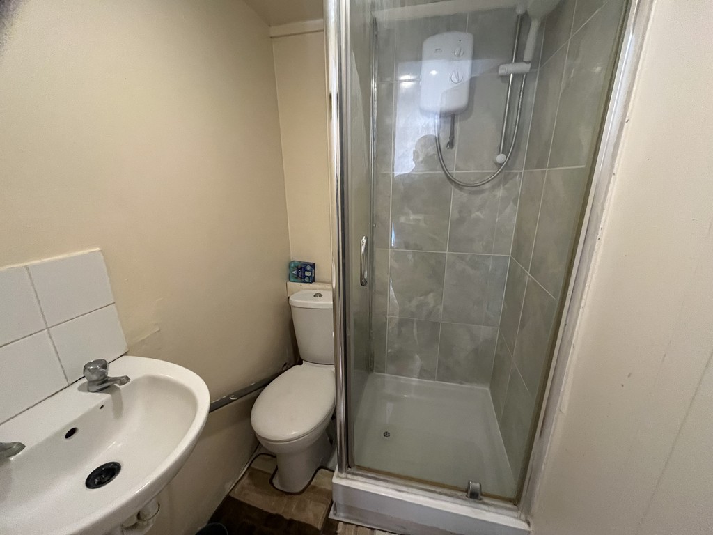 1 bed studio flat to rent in Townsend Road, Southall 2