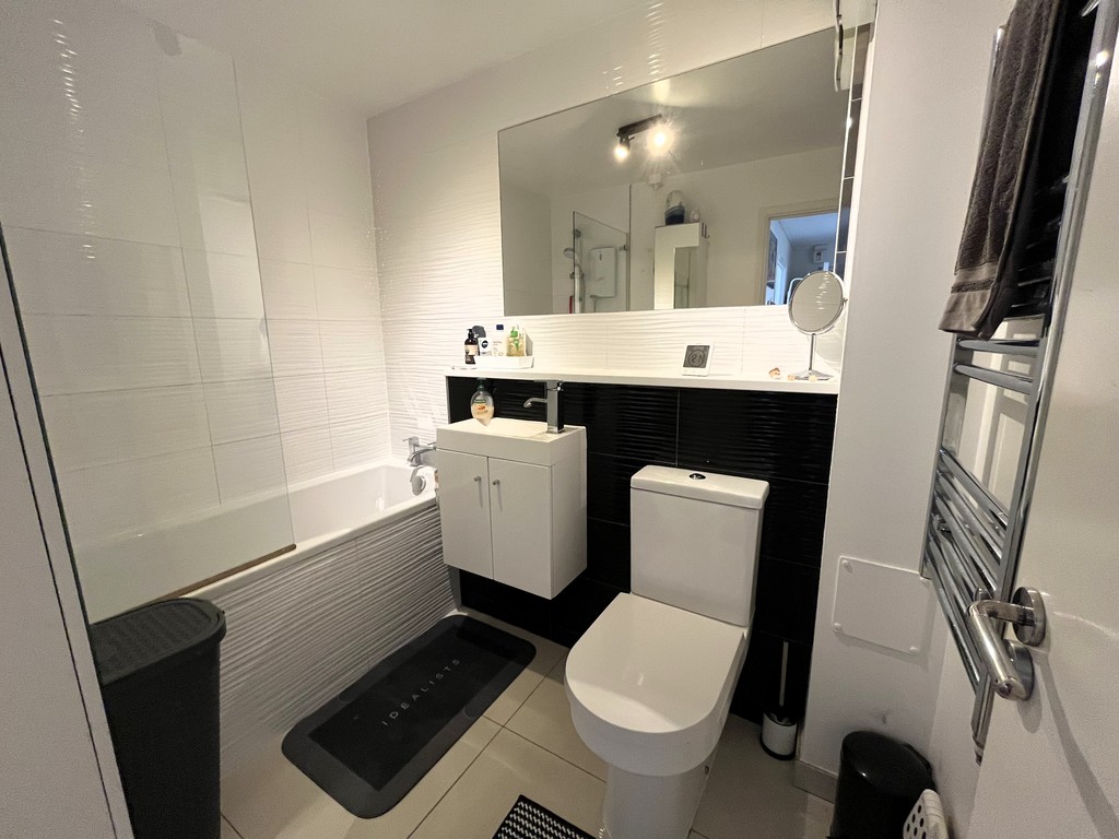 2 bed apartment to rent in Redford Close, Feltham 7