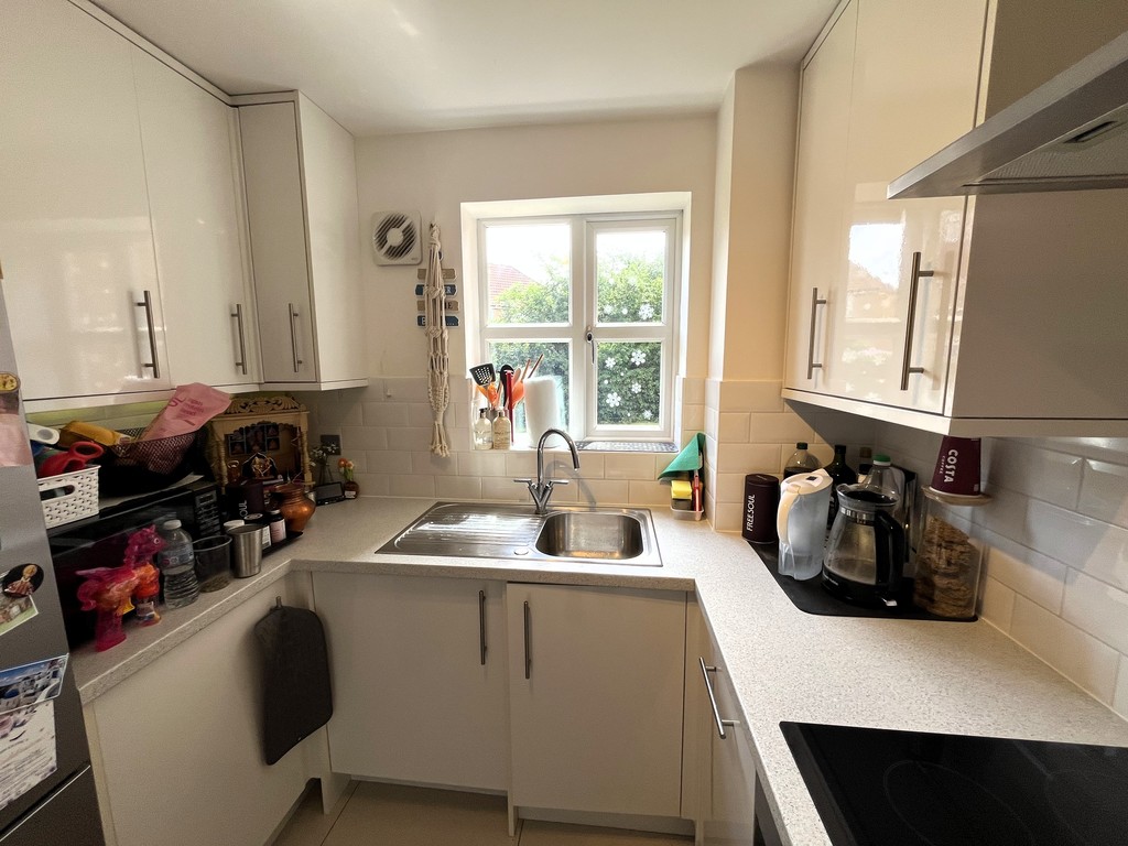 2 bed apartment to rent in Redford Close, Feltham 5