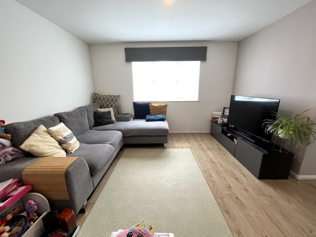 2 bed apartment to rent in Redford Close, Feltham  - Property Image 2