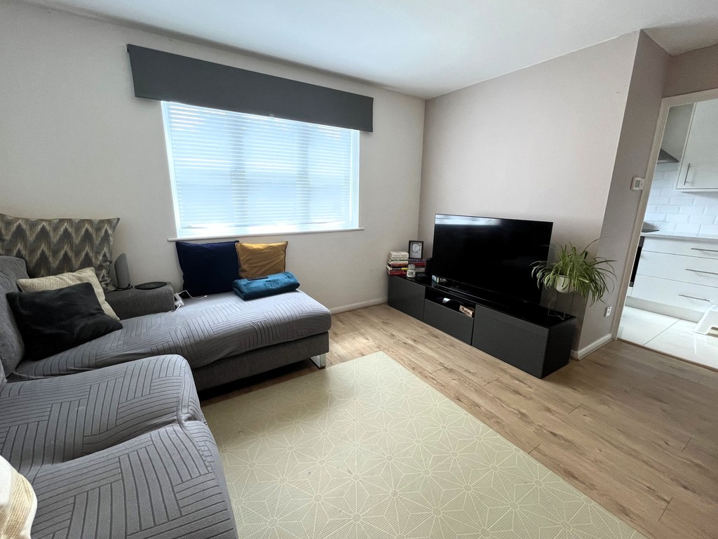 2 bed apartment to rent in Redford Close, Feltham 3