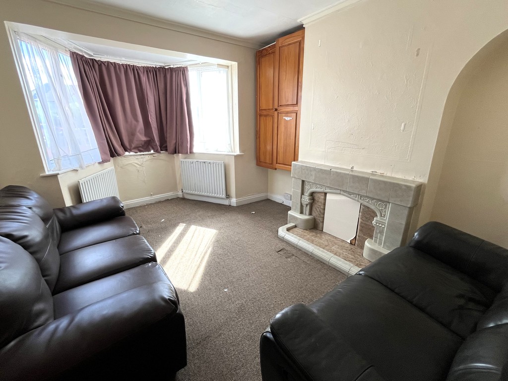 3 bed semi-detached house for sale in York Way, Feltham  - Property Image 6
