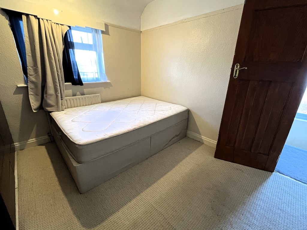 3 bed semi-detached house for sale in York Way, Feltham  - Property Image 9